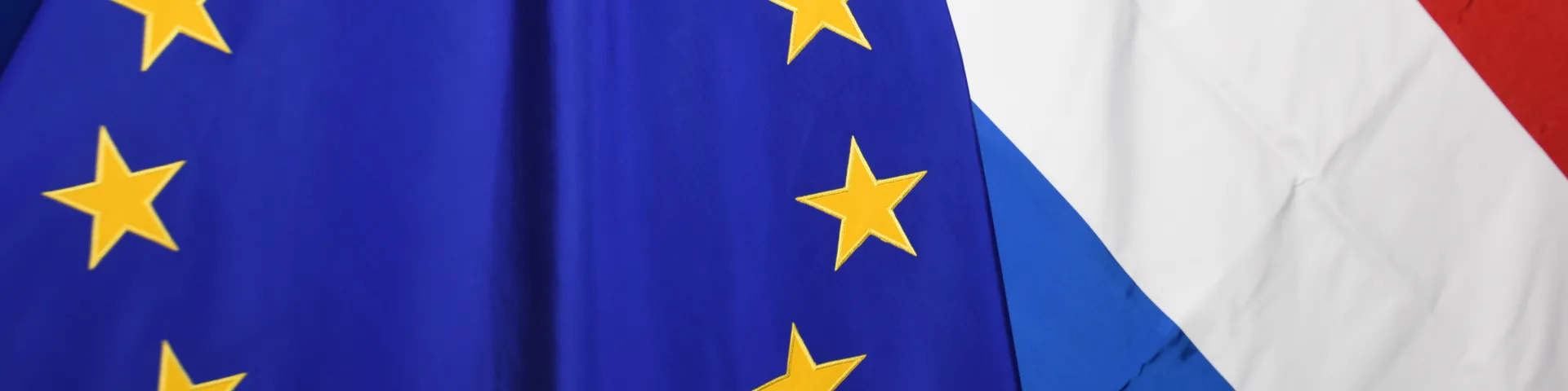 EU-vlag en Nederlandse vlag